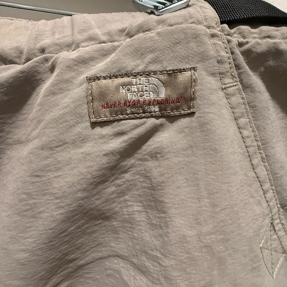The North Face Men’s Tan Cargo Shorts with Relaxed Fit size M - Picture 5 of 9